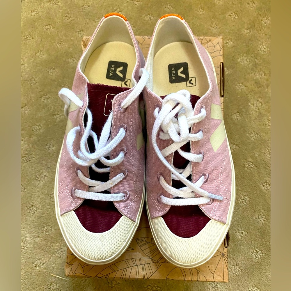 Girls size 2 Veja tennis shoes, lavender and maroon 💟